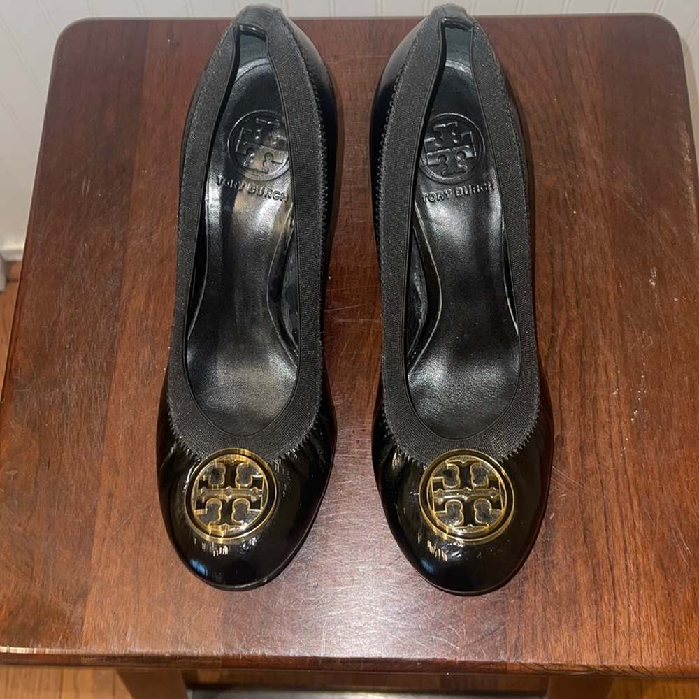 Tory Burch ladies black Caroline patent leather pumps. Size 7.5 medium.